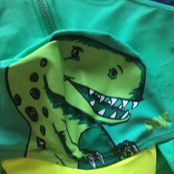 Boys size 4 t-Rex water suit with matching hat - Picture 5 of 5
